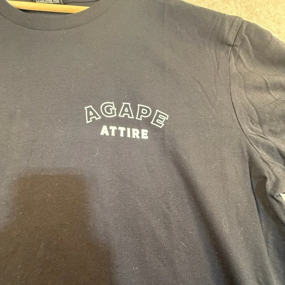 Agape Attire Mens XL Black There Is A Fountain Graphic T-Shirt Curved Hem Street
